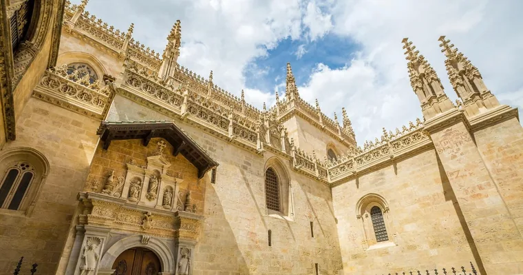 Granada: Cathedral and Royal Chapel Guided Tour with Tickets